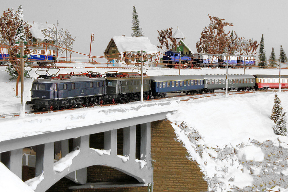 Winterlandschaft mit Altbau-schönheiten 118 025 und 119 011