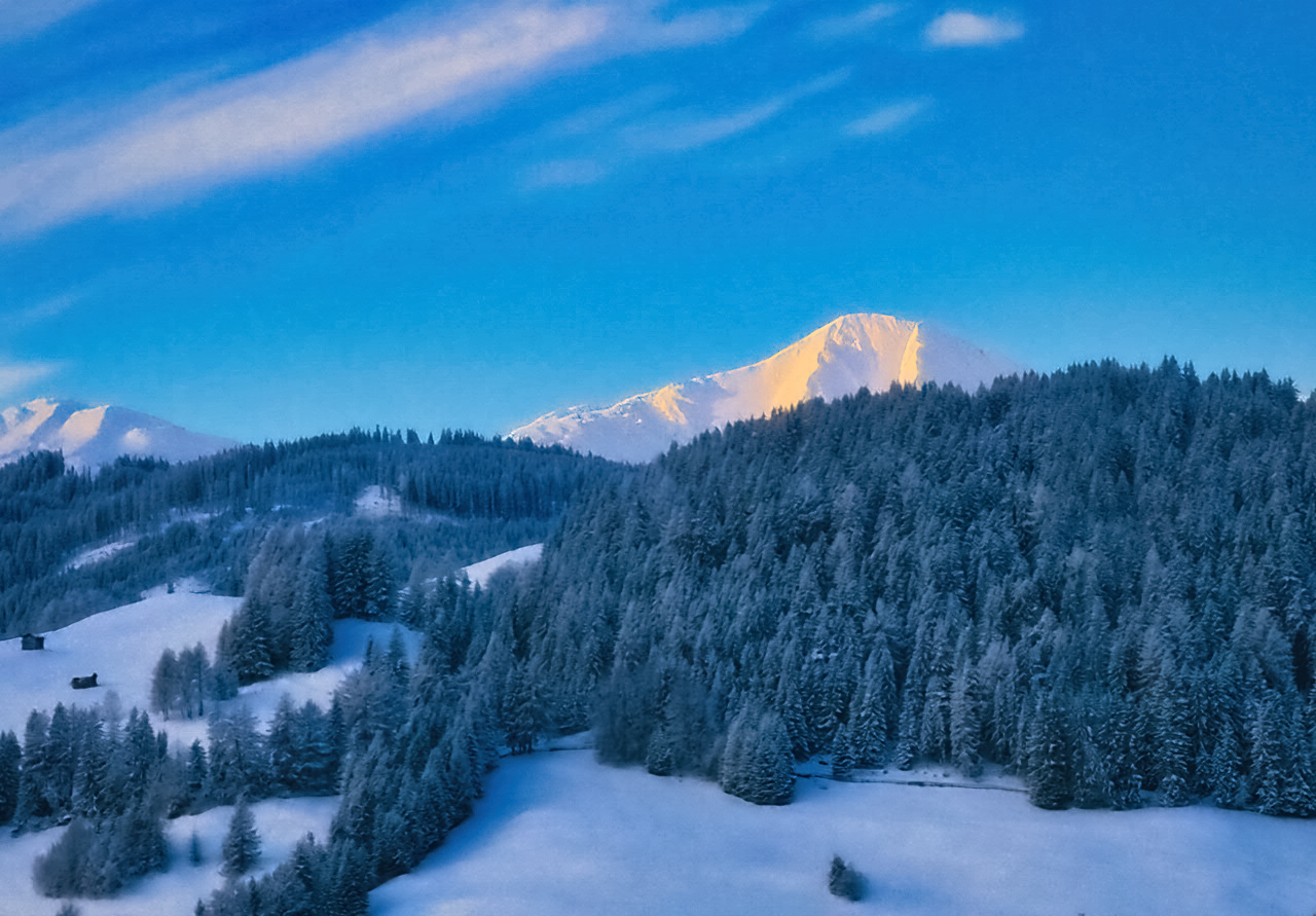 Winterlandschaft mit Berggipfel im Sonnenlicht in Fiss/Tirol