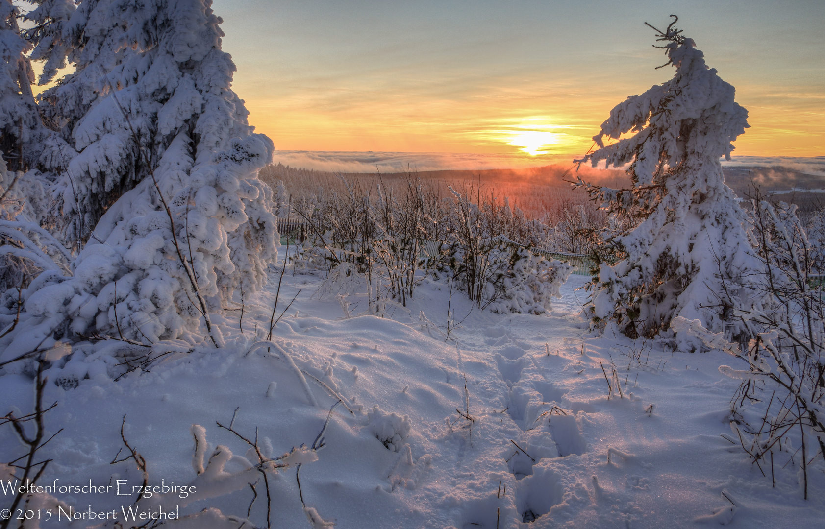 Winterlandschaft mit Sonnenuntergang auf dem Fichtelberg