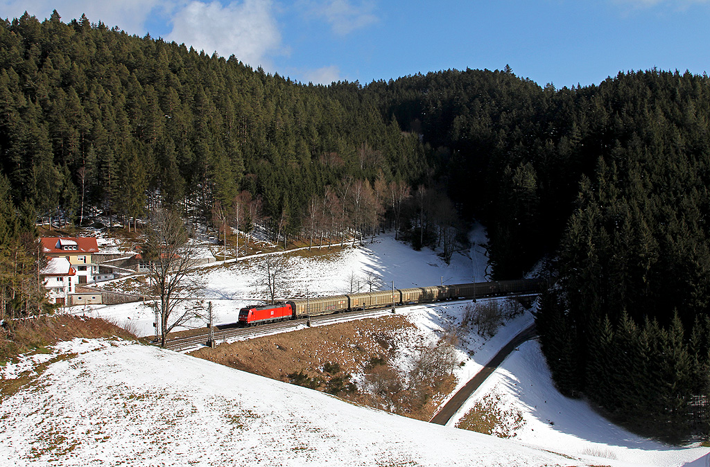 Winterlich: Güterzug auf der Schwarzwaldbahn