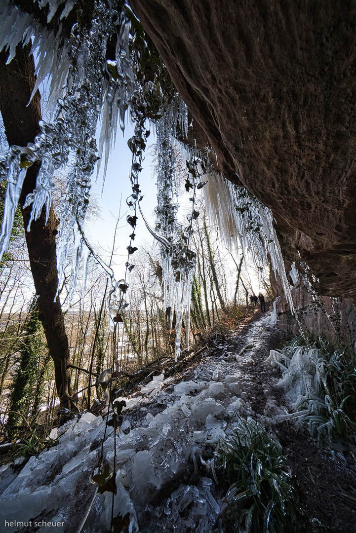 Winterlich vereiste Felsenwege bei Saarbrücken