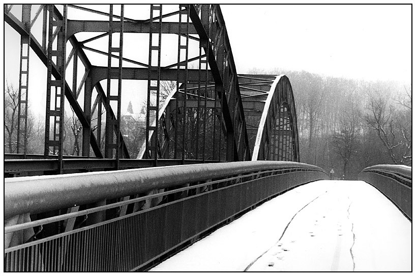 Winterliche Aare-Brücke in Koblenz AG