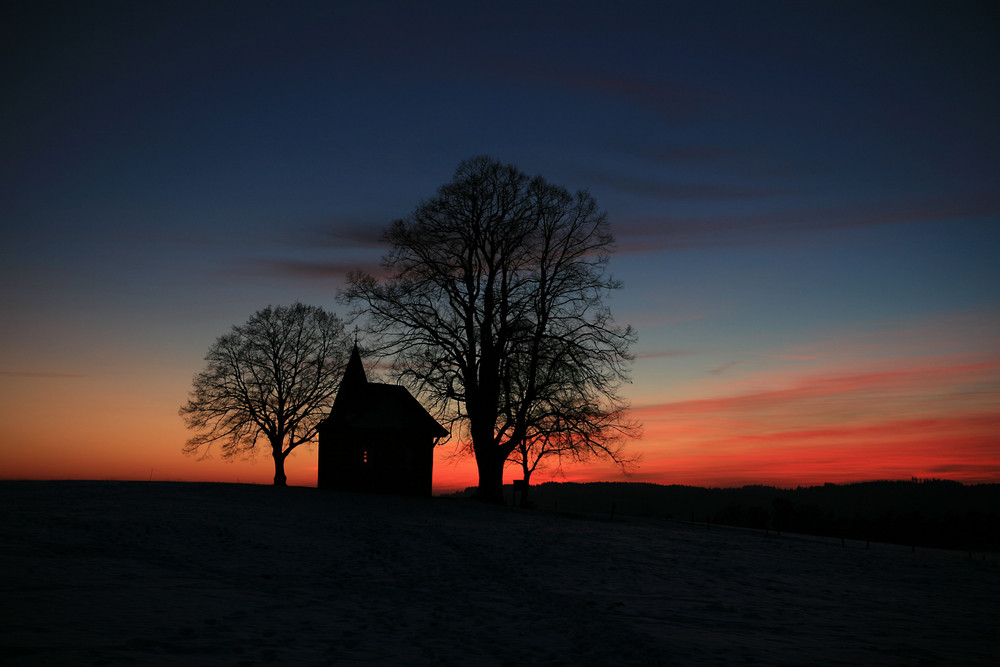 Winterliche Abendstimmung an der Kapelle