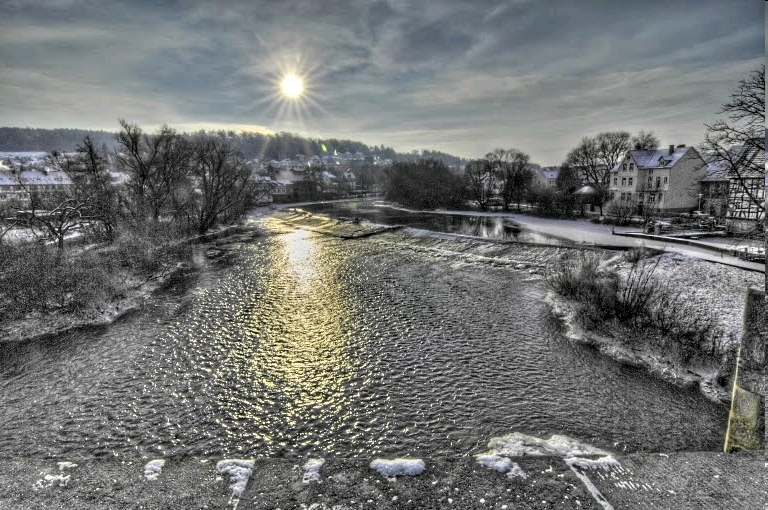 Winterliche Bartenwetzer-Brücke über die Fulda