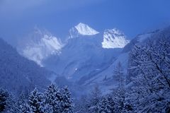 Winterliche Bergkulisse bei Kandersteg