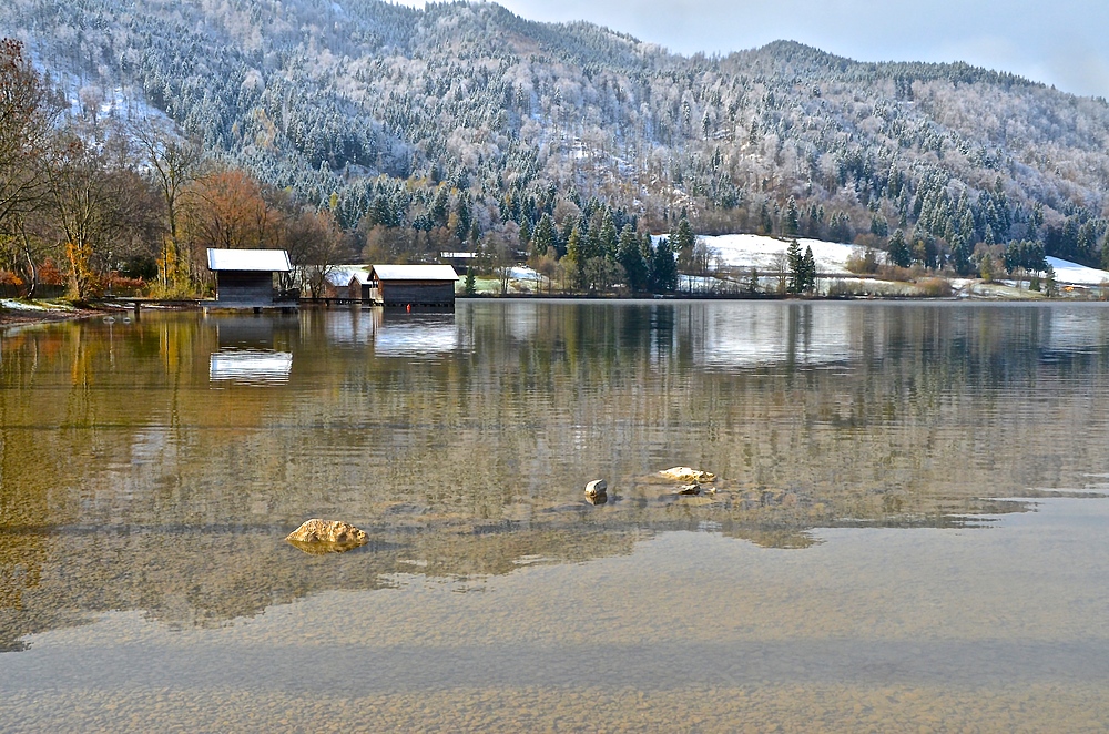 Winterliche Bootshäuser am Schliersee