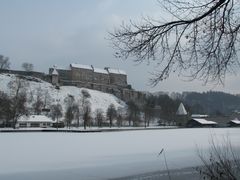 Winterliche Burg über dem Wöhrsee