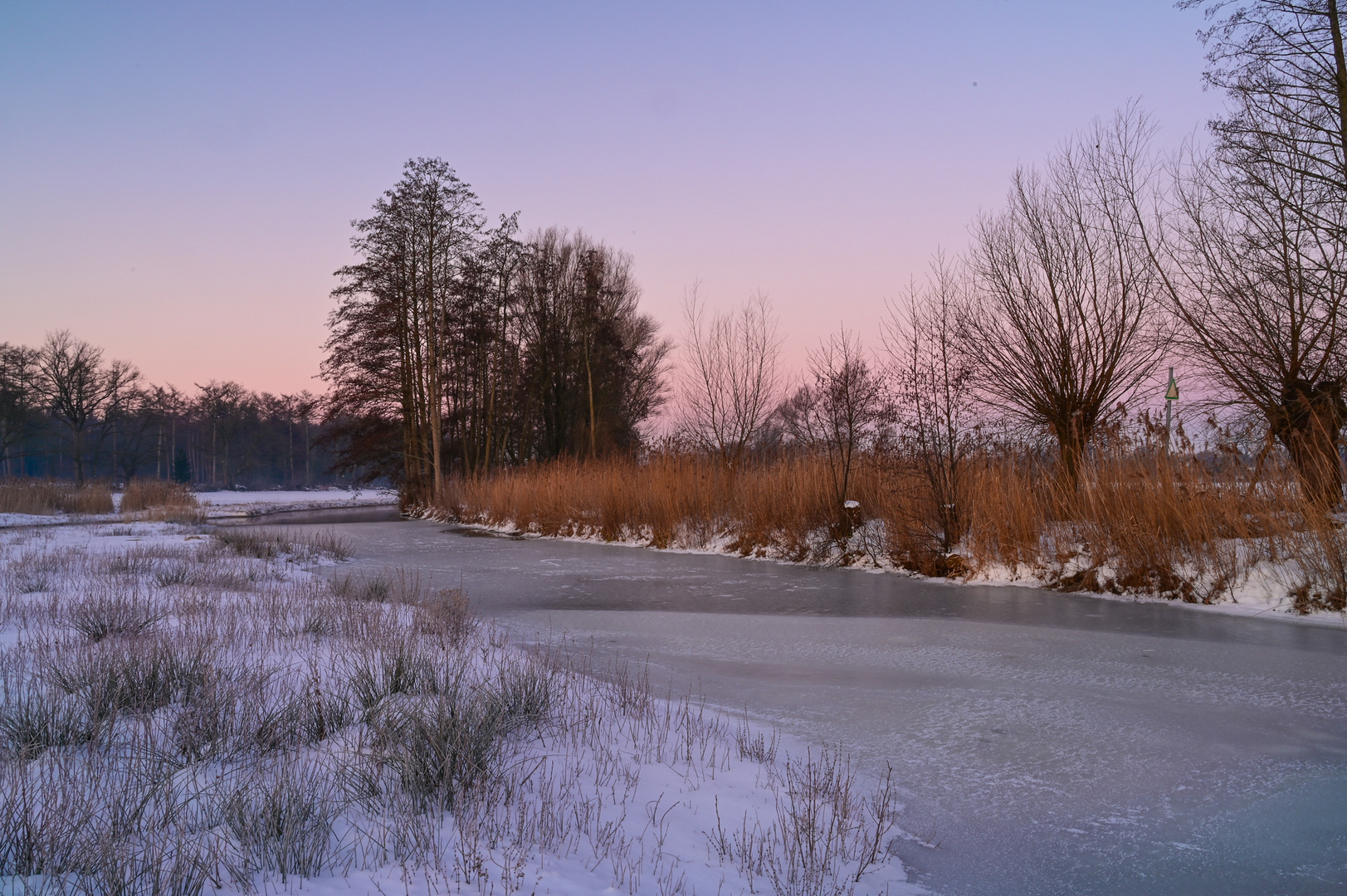 Winterliche Flussaue vor Sonnenaufgang