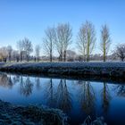 Winterliche Flussspiegelung