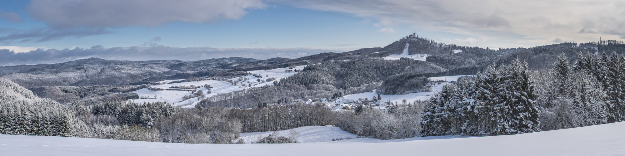 Winterliche Hocheifel mit Nürburg, Hohe Acht und Quiddelbach