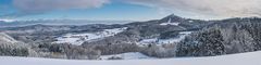 Winterliche Hocheifel mit Nürburg, Hohe Acht und Quiddelbach