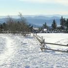 winterliche Landschaft mit Zaun