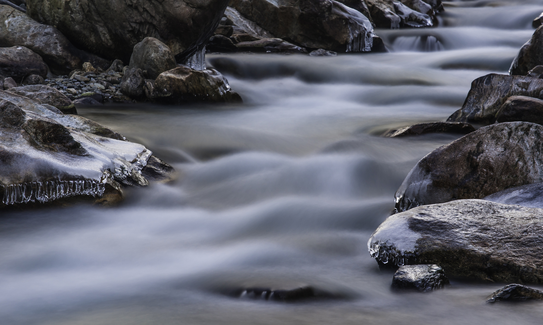 Winterliche Morgen-Impression am Bergbach