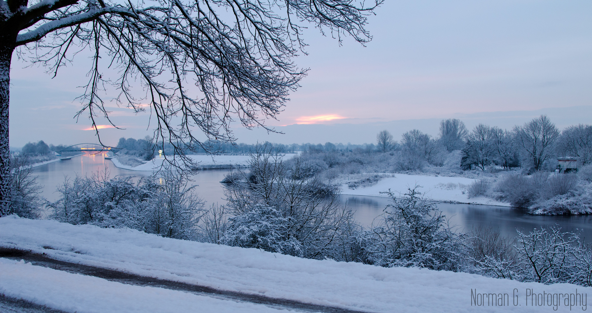 Winterliche Morgendämmerung am Wasser