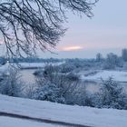 Winterliche Morgendämmerung am Wasser