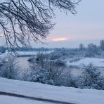 Winterliche Morgendämmerung am Wasser