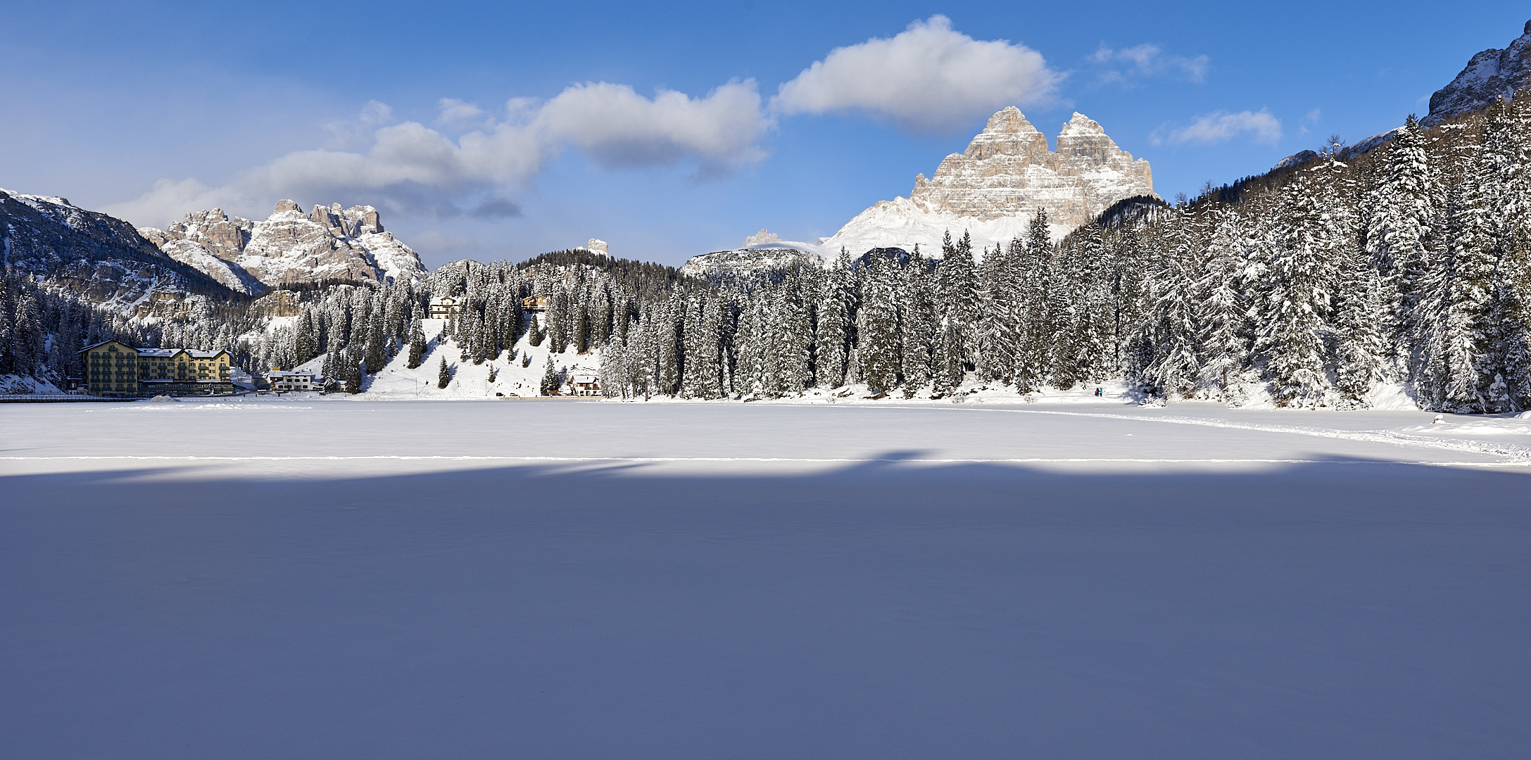 Winterliche Ruhe am Misuriansee mit traumhafter Kulisse im Hintergrund. 