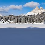 Winterliche Ruhe am Misuriansee mit traumhafter Kulisse im Hintergrund. 