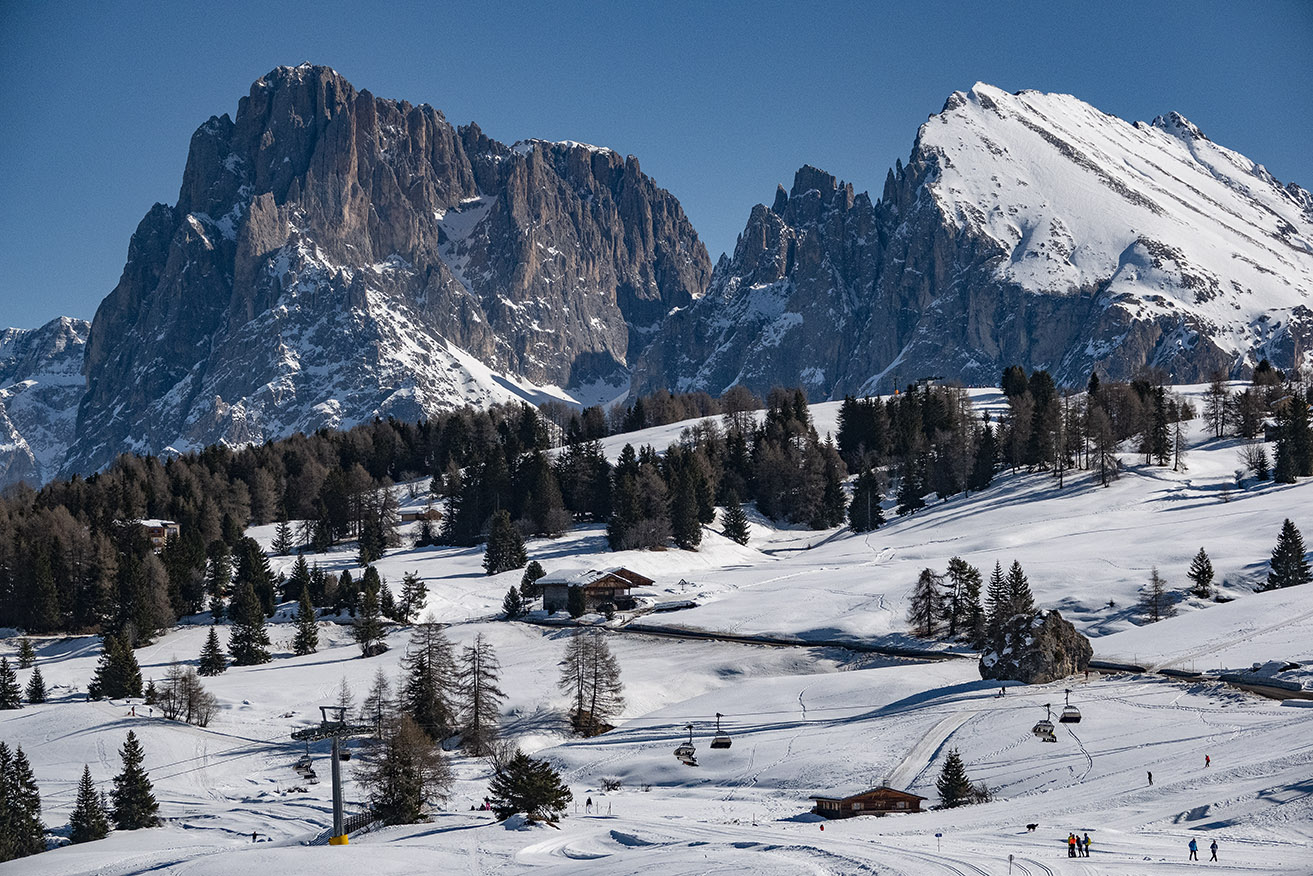 Winterliche Seiseralm mit Langkofel und Plattkofel