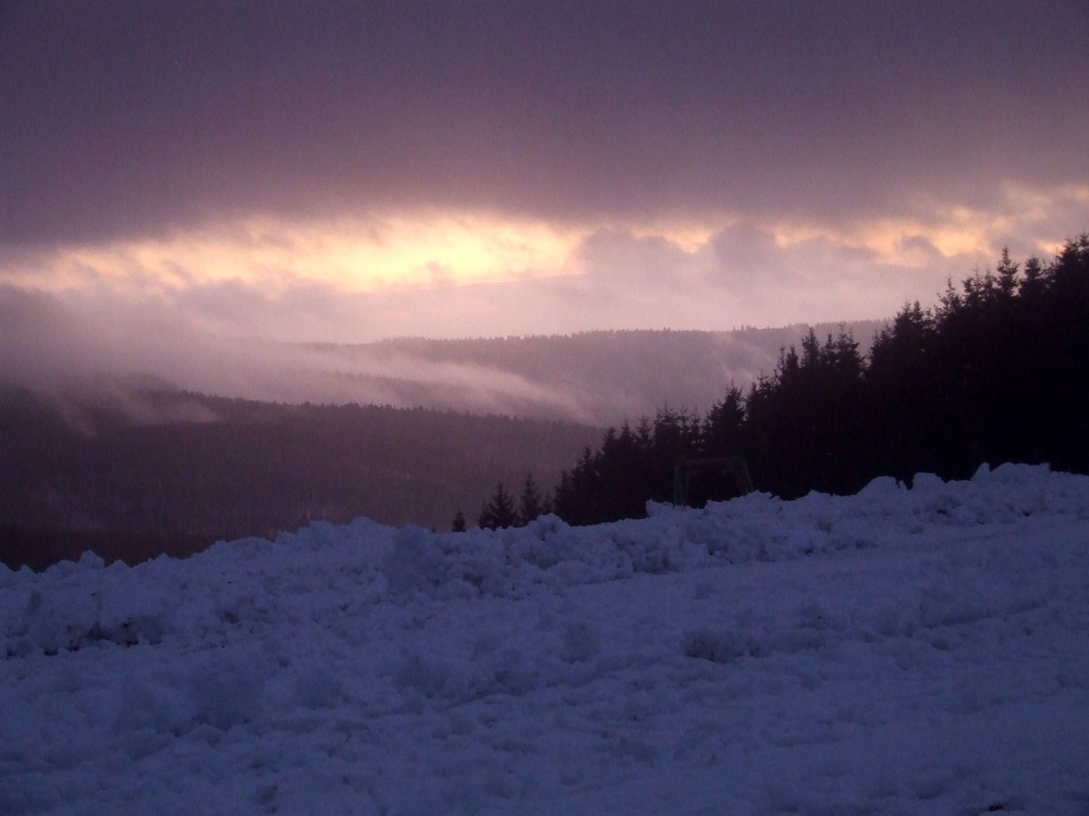 winterliche Sonnenuntergangswolken im Sauerland in Schanze