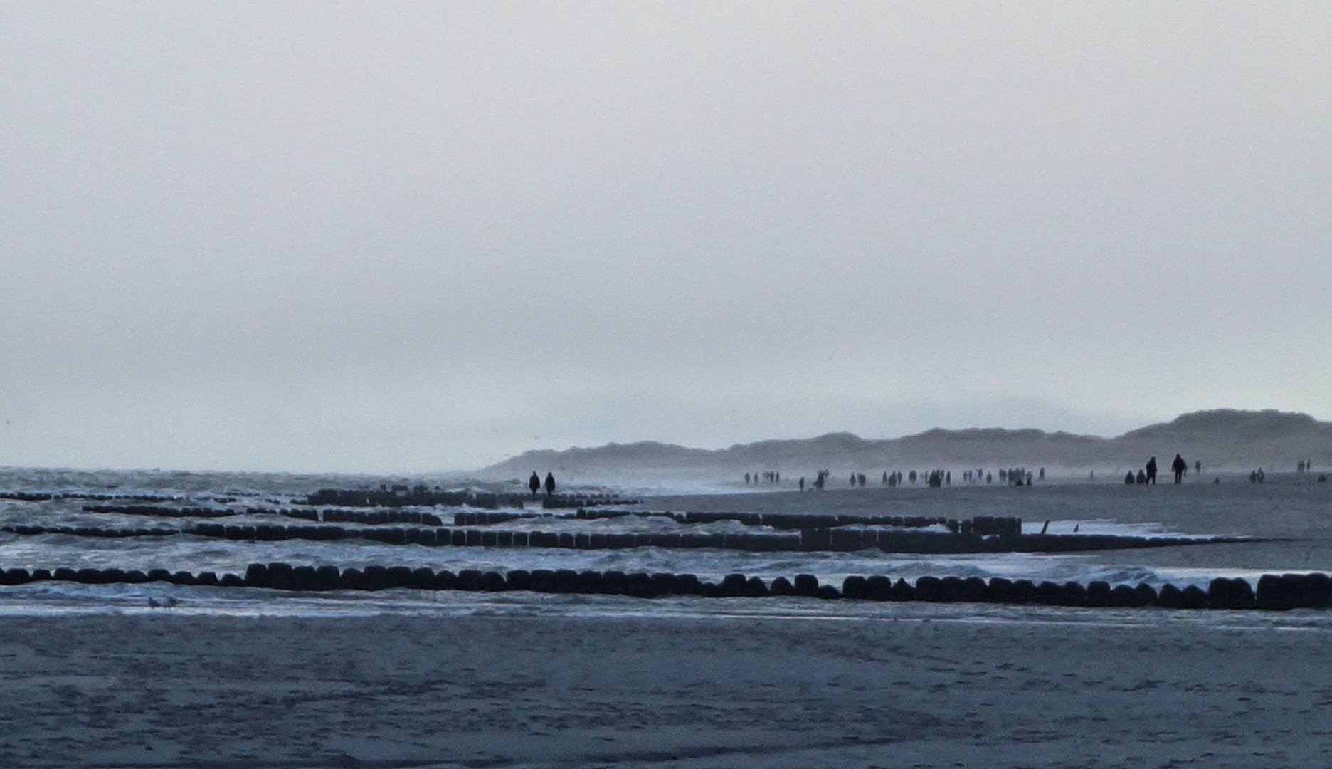 winterliche stimmung am strand vor kampen