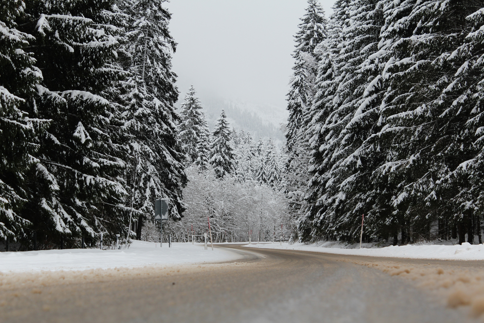 Winterliche Strasse im Tannheimer Tal