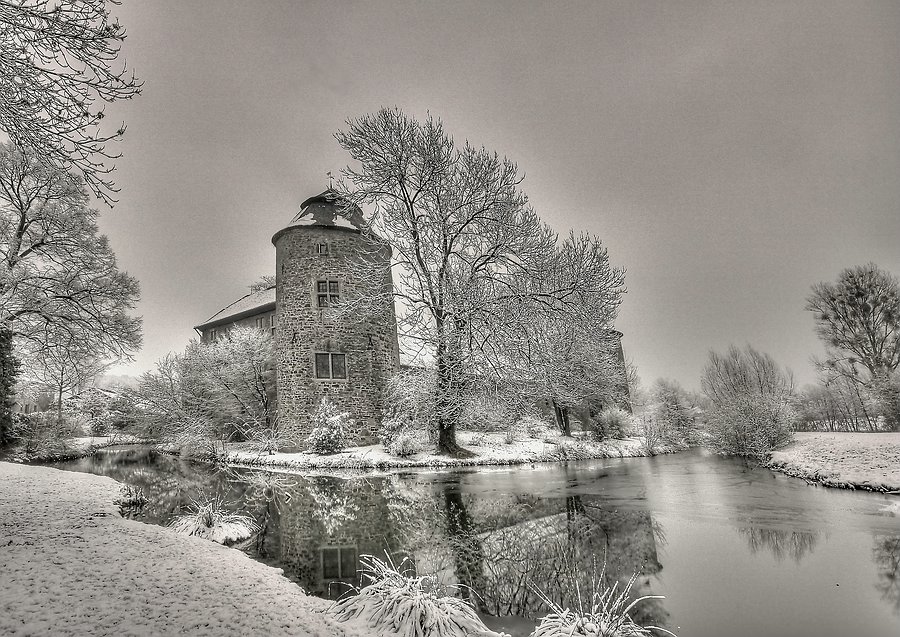 winterliche Wasserburg