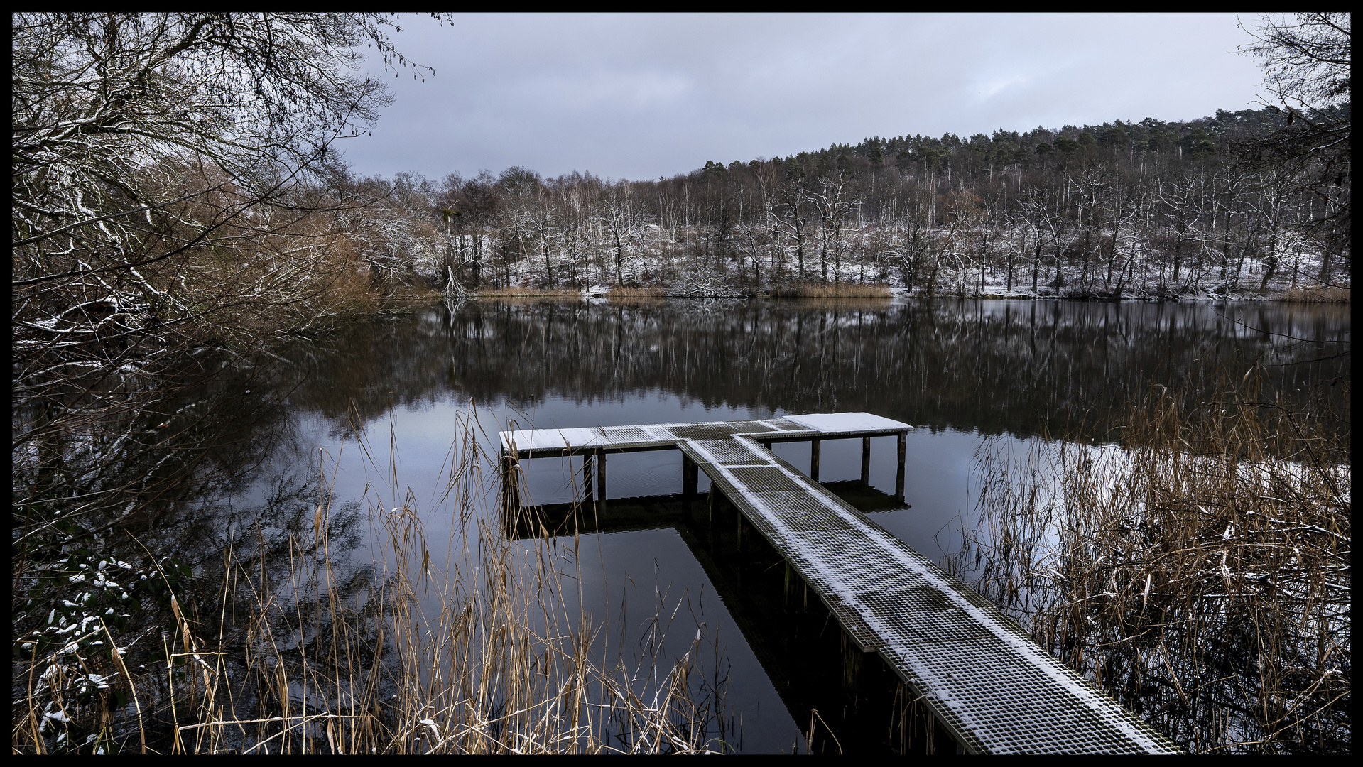 Winterliche Wasserspiegelung am Steg ( Das beste kommt zum Schluss )