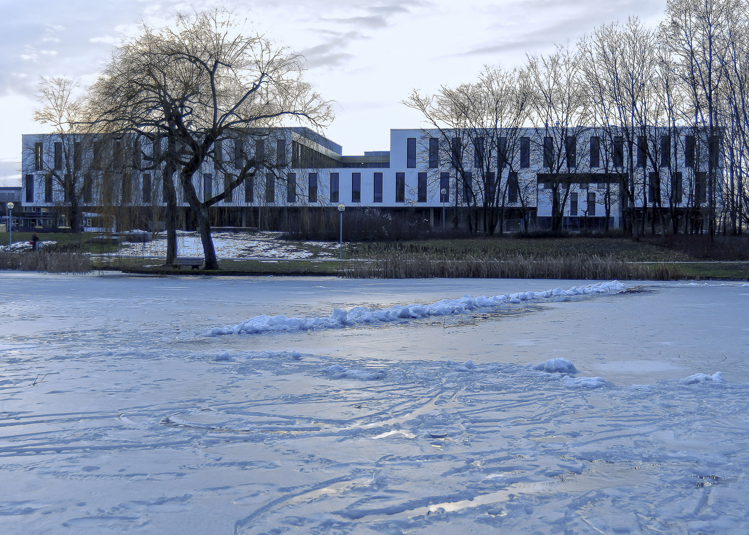 Winterlicher Blick auf das Zentrum Kunst und Musik