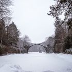 Winterlicher Blick auf die Rakotzbrücke