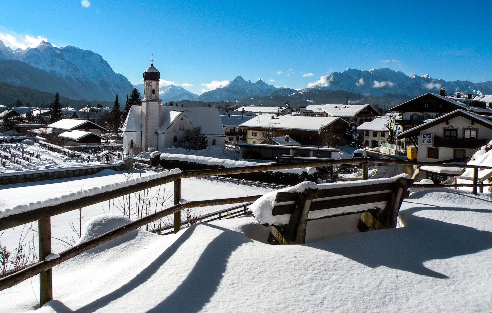 Winterlicher Blick auf Wallgau und die umliegenden Berge.