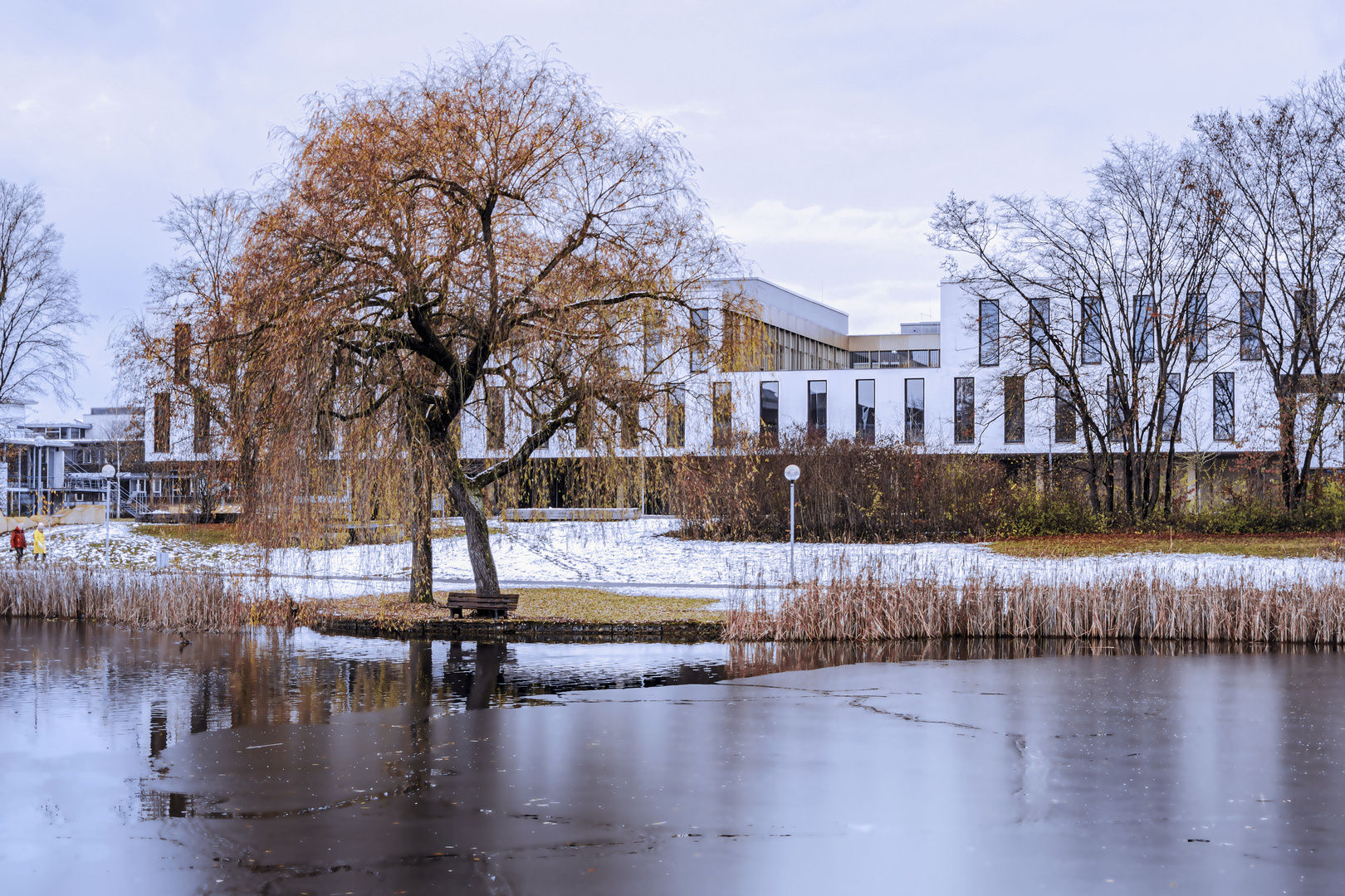 Winterlicher Campus der Uni Augsburg