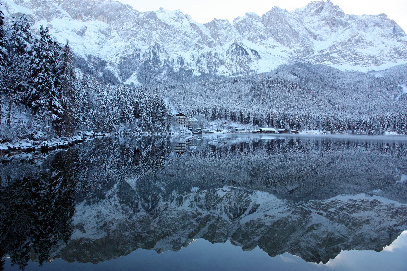 Winterlicher Eibsee und Spiegelung der Zugspitze