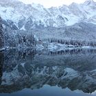 Winterlicher Eibsee und Spiegelung der Zugspitze