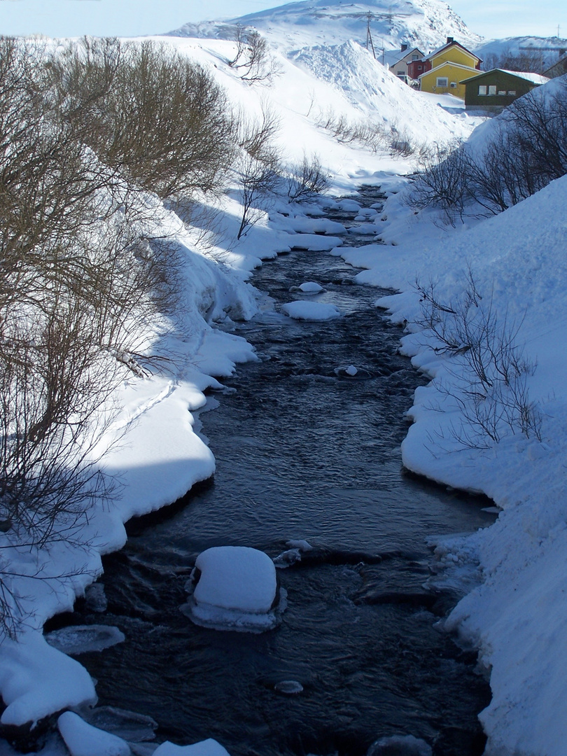 Winterlicher Fluss Hammerfest