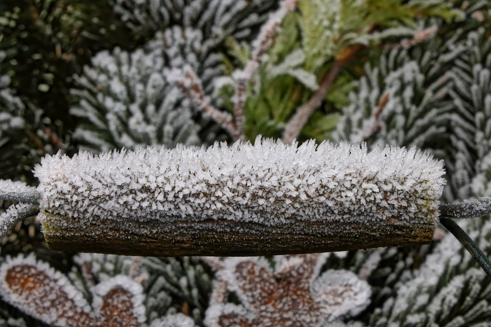 winterlicher Holz-Tragegriff