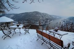 Winterlicher Panoramablick auf den Rhein vom Günderode-Haus