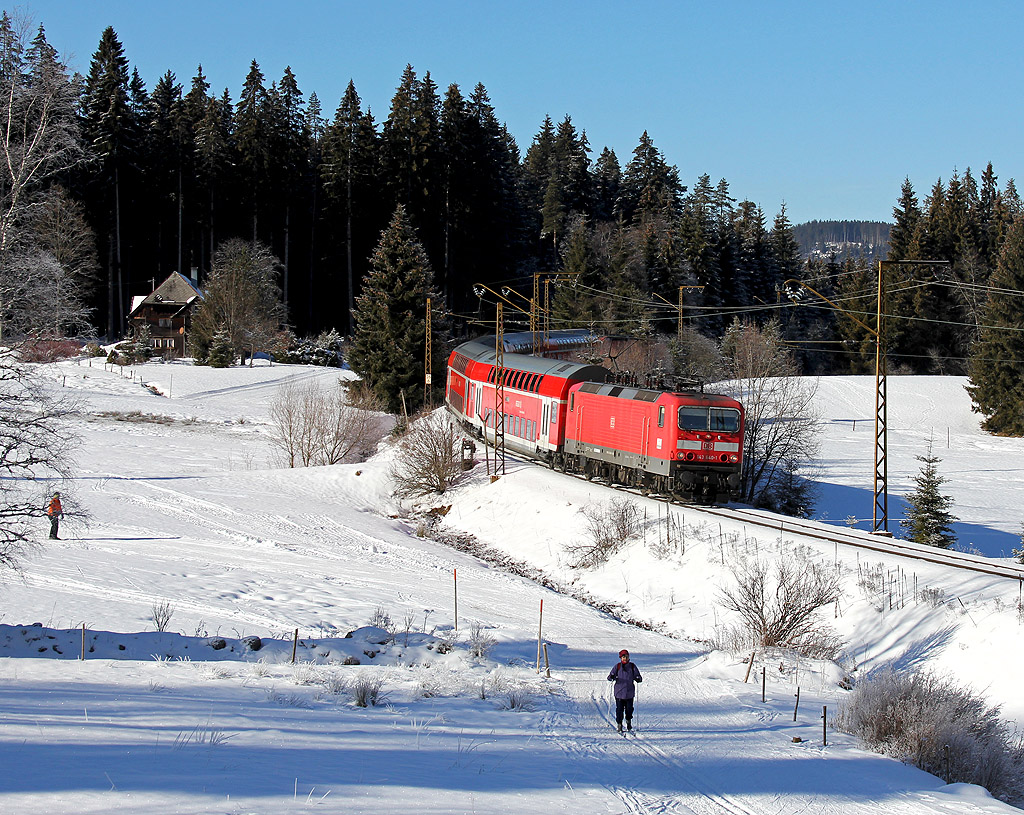 Winterlicher Regionalzug im Schwarzwald!