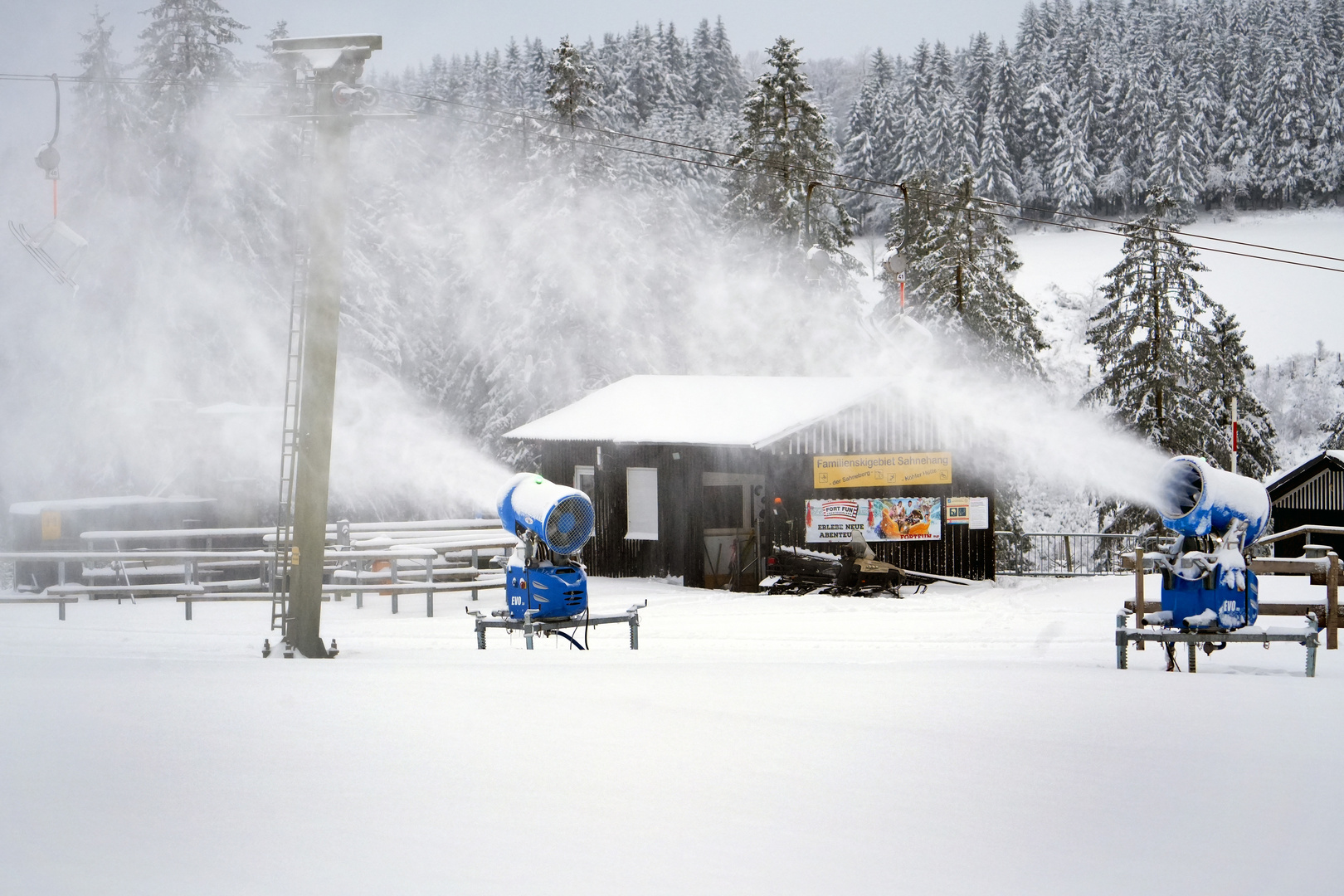 Winterlicher Sahnehang mit laufenden Schneekanonen