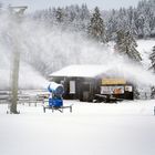 Winterlicher Sahnehang mit laufenden Schneekanonen