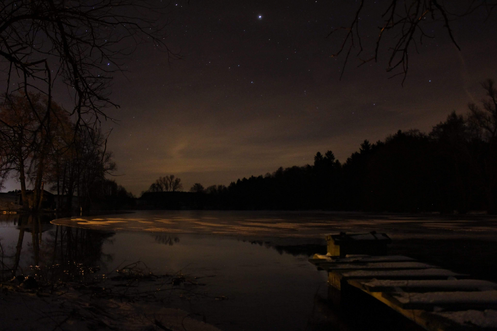 Winterlicher See bei Nacht