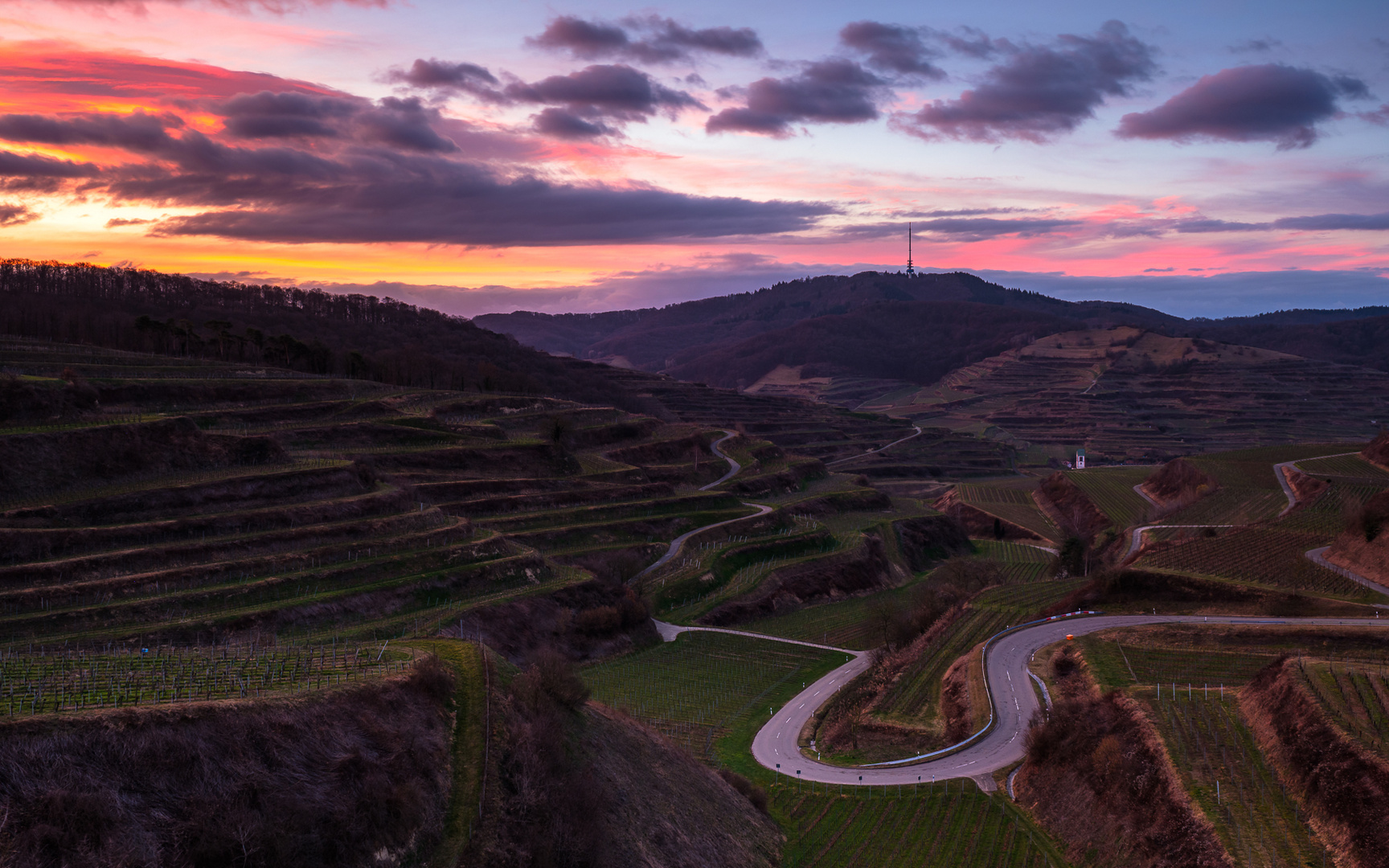 "Winterlicher" Sonnenaufgang am Kaiserstuhl