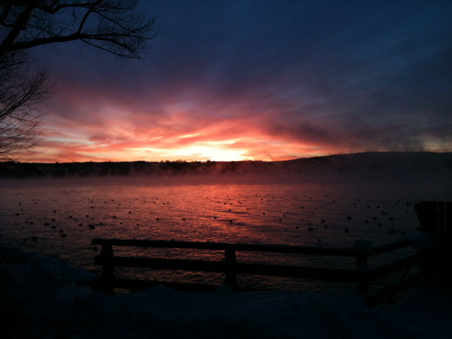 Winterlicher Sonnenaufgang am Starnberger See