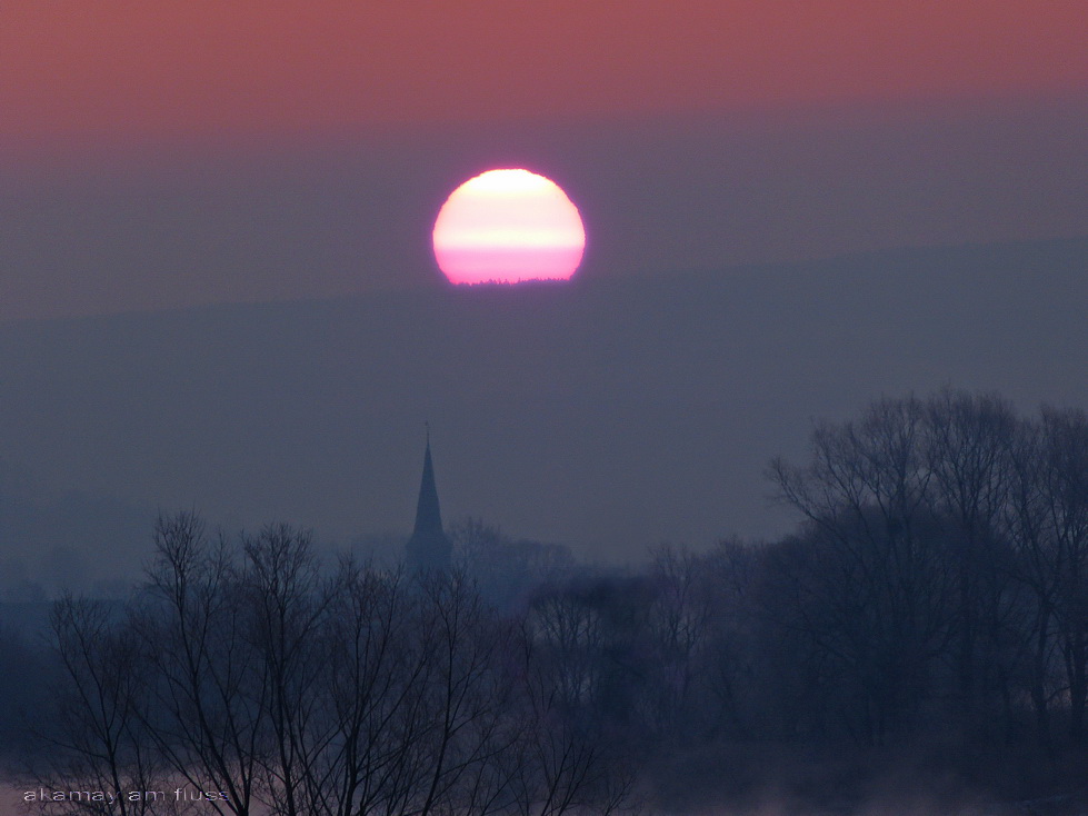 Winterlicher Sonnenaufgang im Dunst der Weser