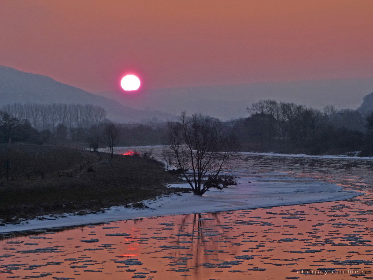 Winterlicher Sonnenaufgang in schmeichelnden Rottönen