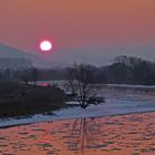 Winterlicher Sonnenaufgang in schmeichelnden Rottönen