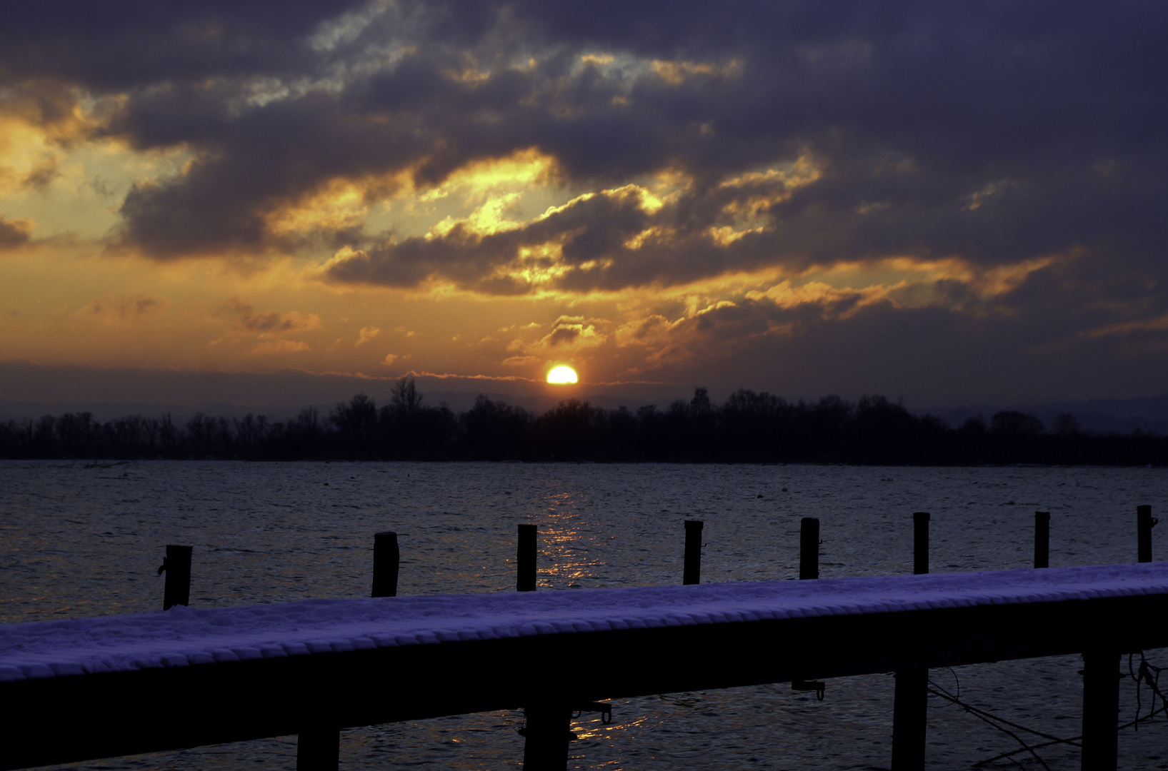 Winterlicher Sonnenuntergang am Ammersee