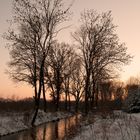 Winterlicher Sonnenuntergang am Bach