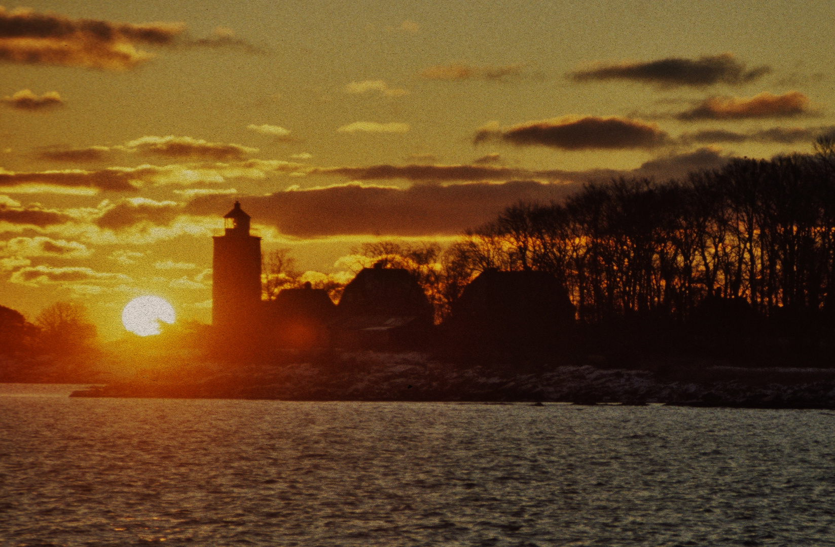 Winterlicher Sonnenuntergang am Leuchtturm