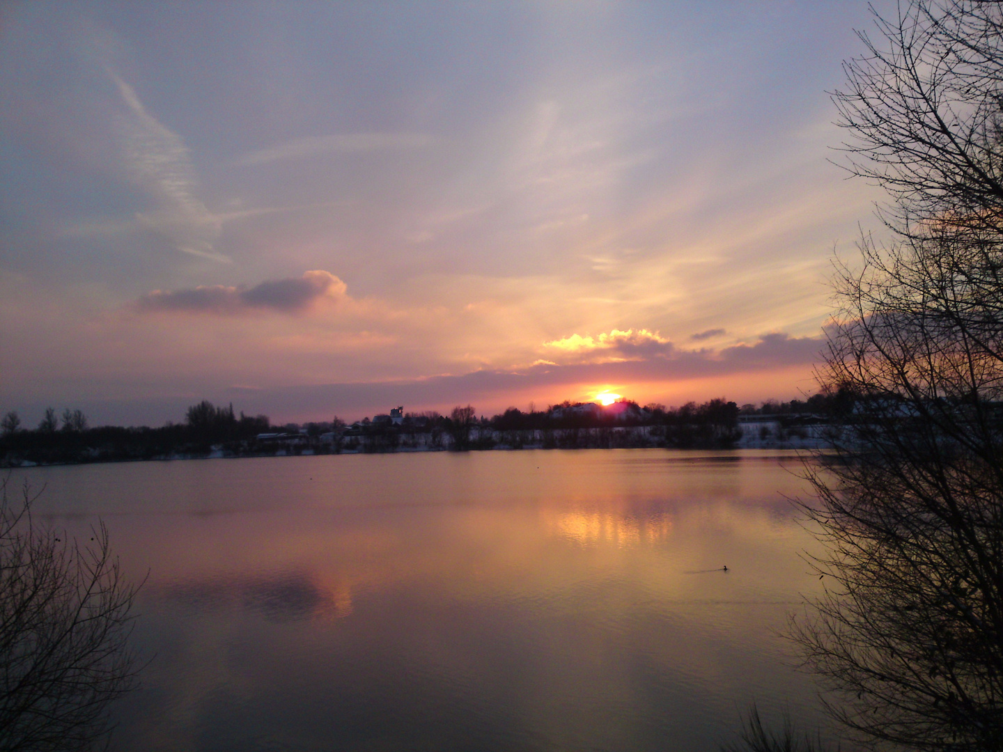 Winterlicher Sonnenuntergang am See